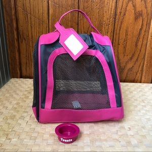 American Girl: Pet Carrier and food bowl (Coconut Collection). Retired. EUC.